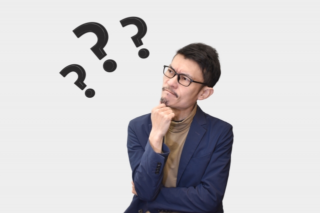 ハテナが３つと考えている男性