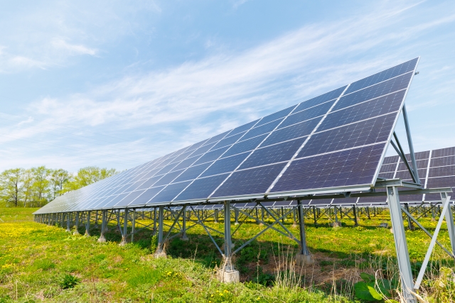大型の太陽光パネル