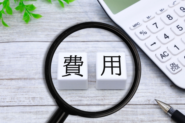 費用と書かれた白いブロックと虫眼鏡