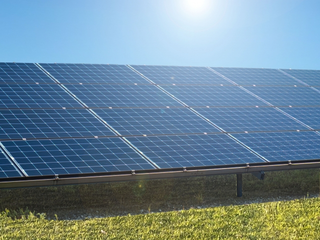 青空と太陽光発電