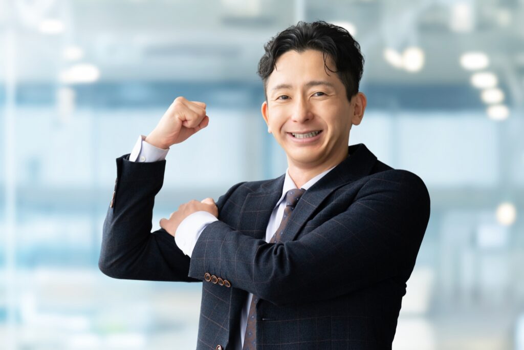 信頼感のあるスーツの男性