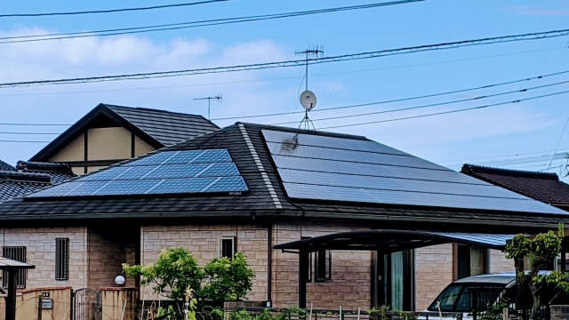 屋根に設置された太陽光発電