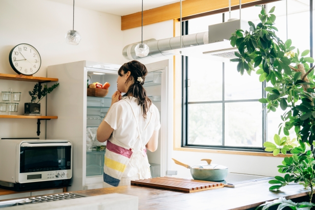 冷蔵庫を開ける女性