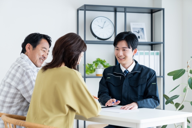 説明を受ける夫婦