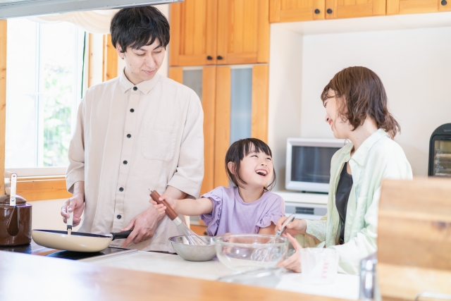 料理する親子