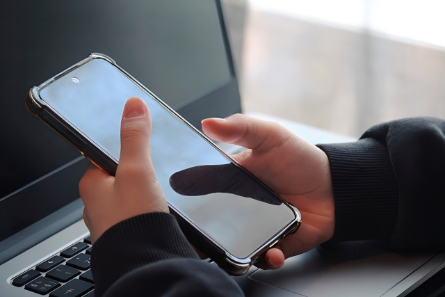 スマホで連絡する人