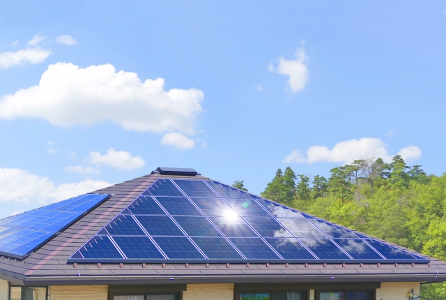 屋根に設置された太陽光発電