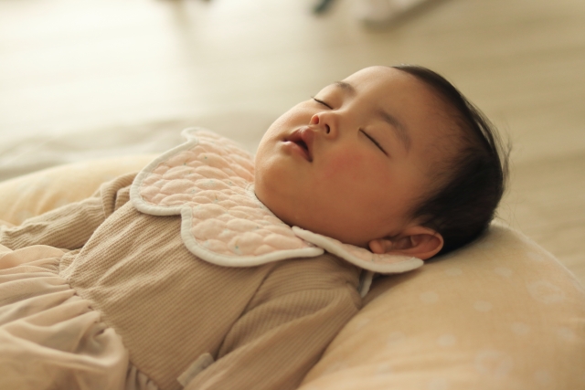 眠る赤ちゃん