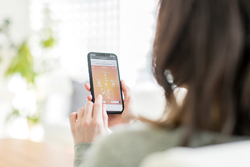 スマホを見る女性