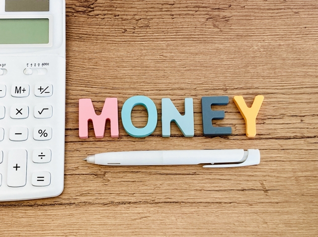 MONEYの文字と電卓とペン