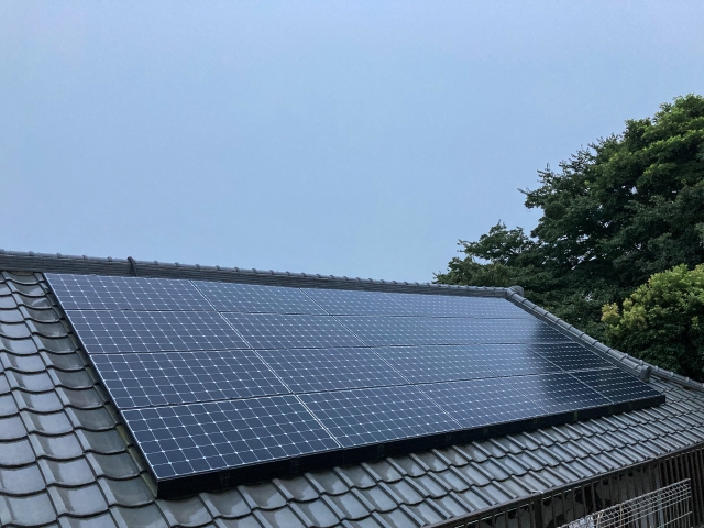 瓦屋根の上に設置されたソーラーパネル