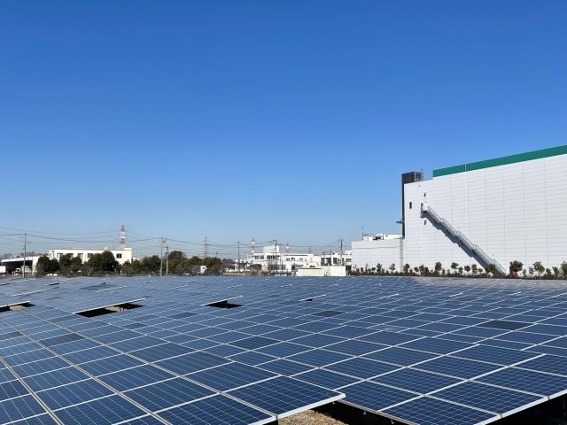 工場屋根に設置された大規模太陽光パネル