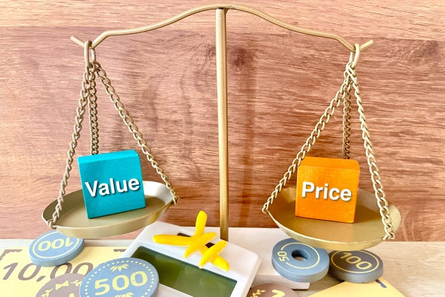 「Value」と「Price」を載せた天秤のイメージ