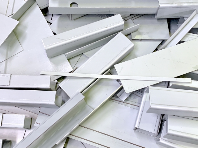 白色金属スクラップの山