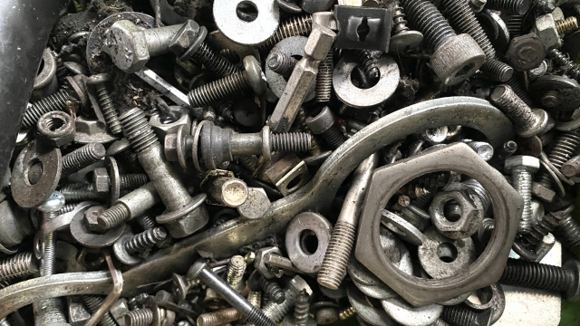 ボルトやナットなどの金属スクラップ