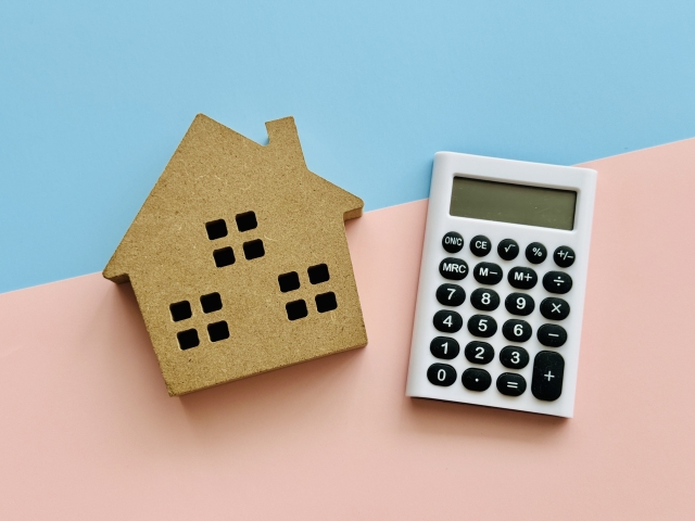 住宅模型と電卓