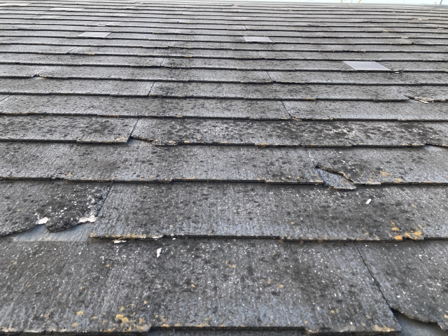 劣化した住宅の屋根材