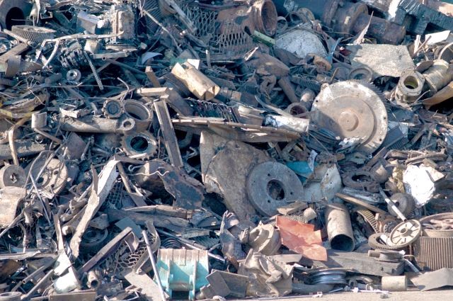 金属スクラップが山積みされた様子