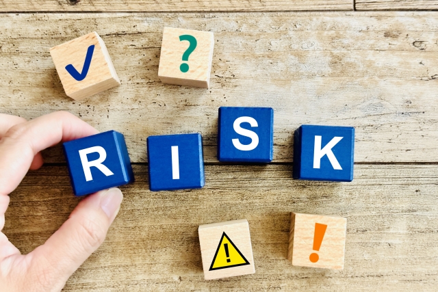 「RISK」と書かれたブロックと注意マーク
