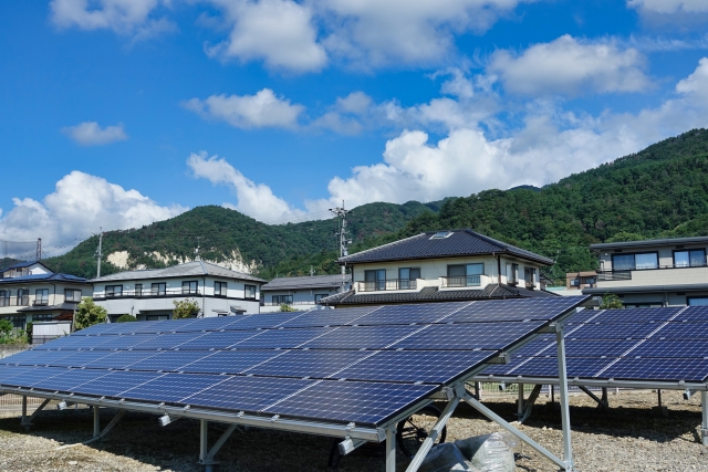 住宅地に設置された太陽光パネルと青空