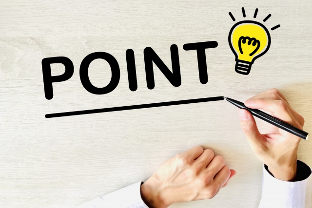 「POINT」と電球イラストを書き込む手元