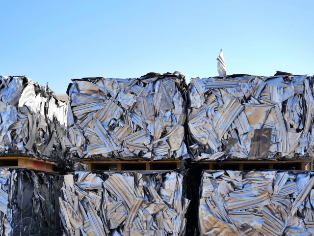 圧縮されたアルミスクラップのブロック