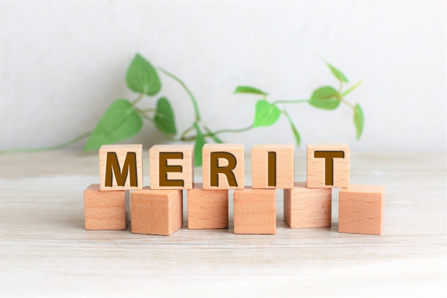 「MERIT」と書かれた木製ブロック